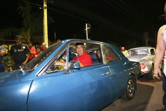 Flávio Dino inaugura lombada, dirigindo sem cinto de segurança.